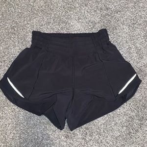 BLACK LULULEMON 2.5 IN HOTTY HOT HIGH RISE SHORTS (SIZE 2)